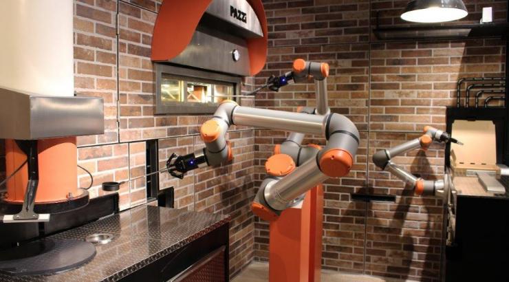 Le robot à pizzas Pazzi, se lance pour son grand show parisien, rue Rambuteau le 5 juillet