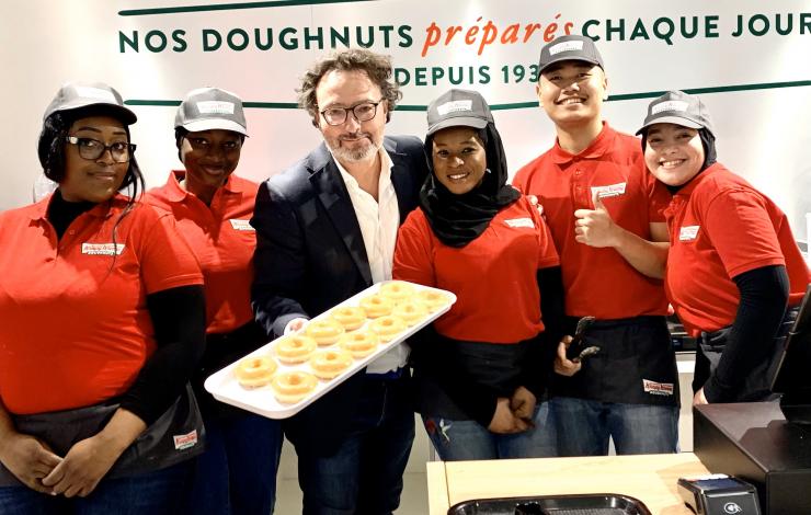Krispy Kreme ouvre son flagship à Paris et s’apprête à faire son trou en France dougnnuts glased