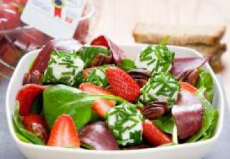 Salade printanière au chèvre frais, pousses d'épinards et fraises